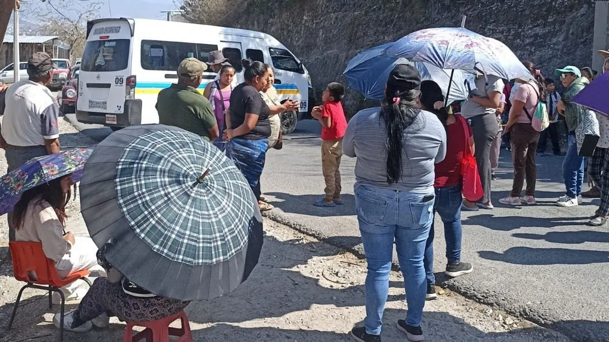 Protesta por falta de obras y agua cierra vía hacia Amojileca en Chilpancingo