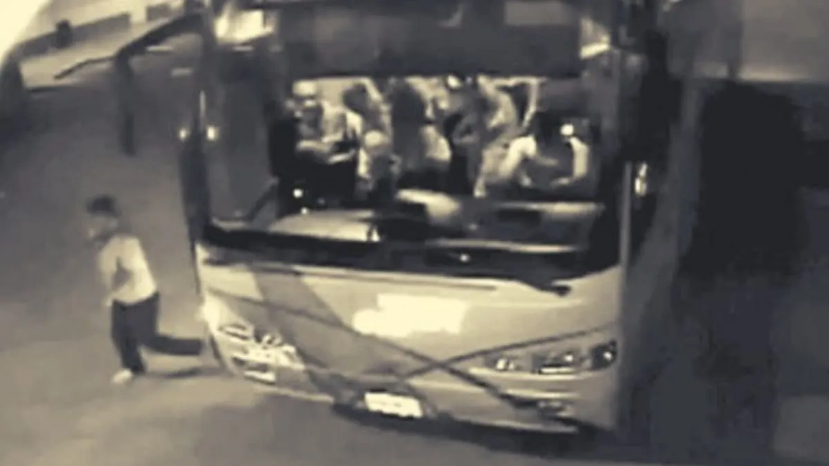 Autobús secuestrado por normalistas la noche de Iguala.