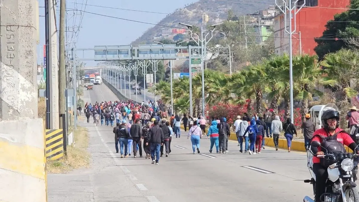 Suman seis horas de bloqueo en la Autopista del Sol; colapsa tráfico en Chilpancingo