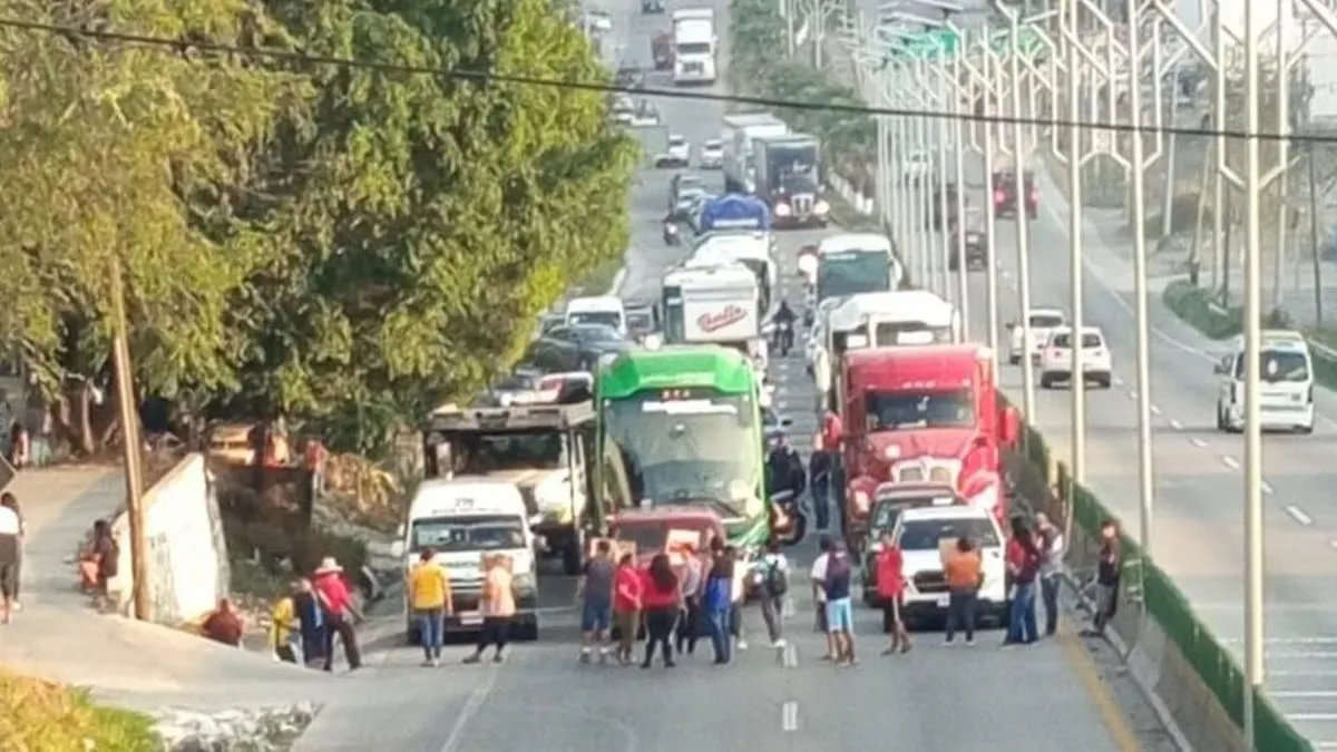 Vecinos de la Lázaro Cárdenas bloquean bulevar en Chilpancingo