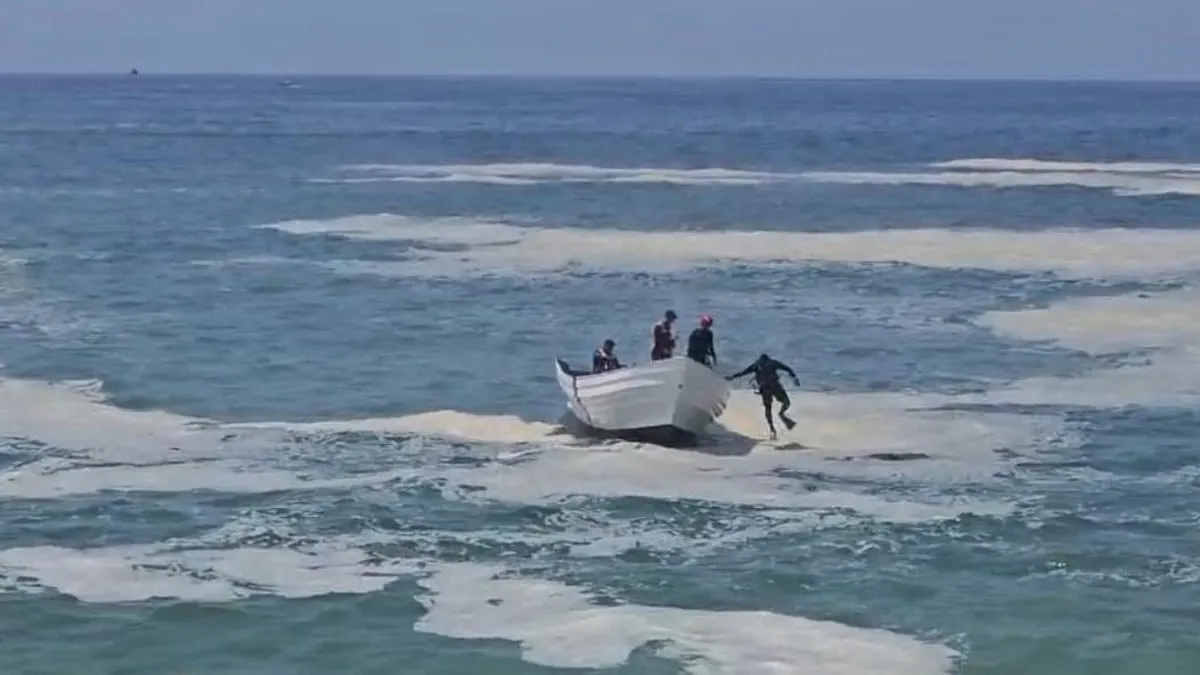 Hallan sin vida a dos pescadores arrastrados por el mar de fondo en Acapulco