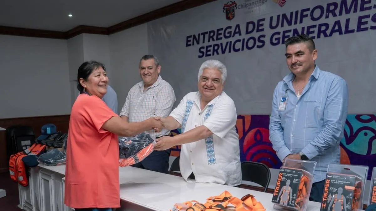 Servicios Generales recibe uniformes en Chilpancingo tras años de rezago
