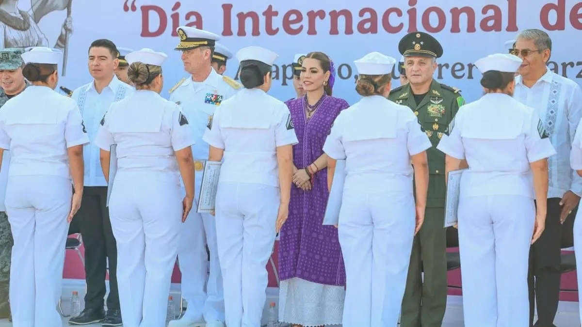 Evelyn Salgado reconoce a mujeres de la Marina durante acto en Acapulco