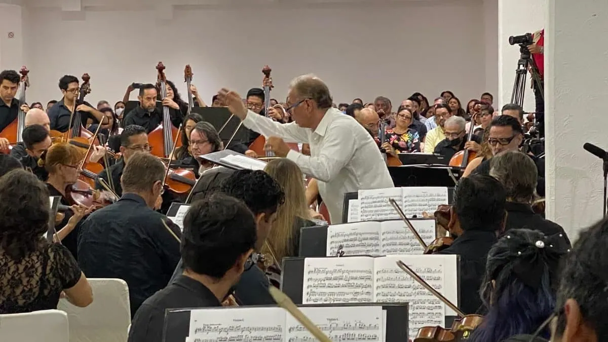 Turistas y acapulqueños llenan salón para escuchar a la Filarmónica de Acapulco