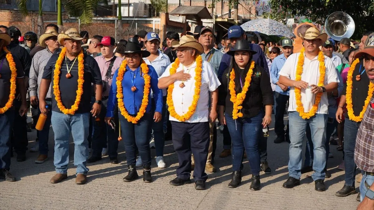 Gustavo Alarcón encabeza Paseo del Pendón en Buena Vista de Chilpancingo
