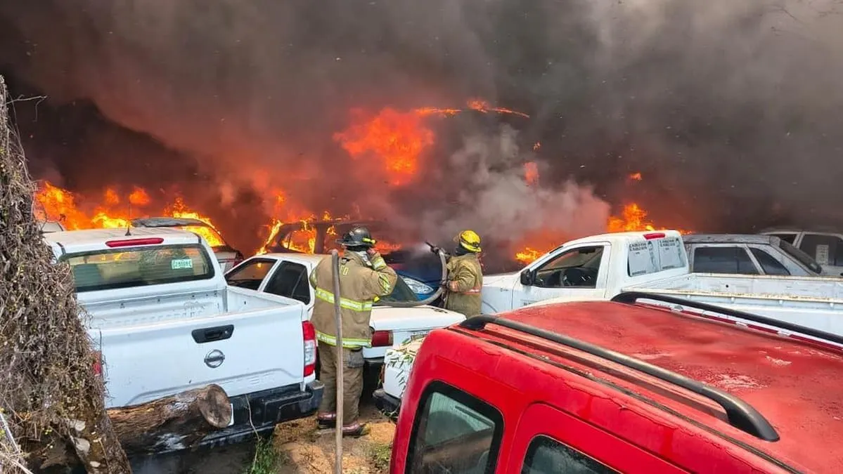 Se quema corralón en Acapulco y deja más de 100 autos calcinados