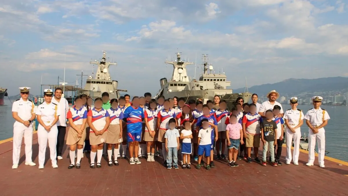 Niños visitan base naval en Acapulco y suben a patrulla de la Marina
