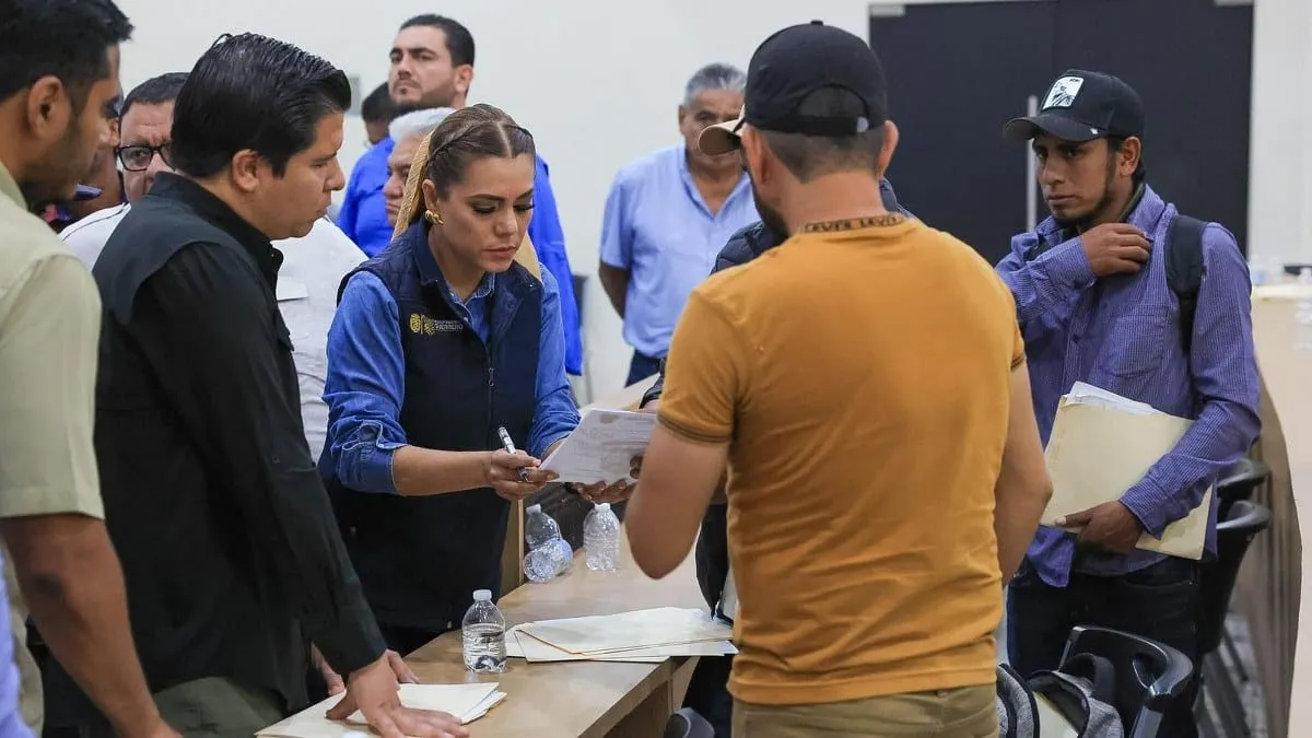 Tras ocho horas de cierre de la Autopista del Sol, se reúne Evelyn Salgado con pobladores