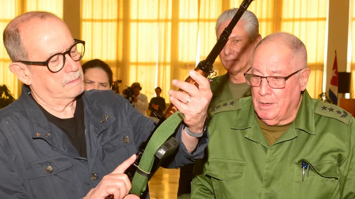 Entregan fusil a Silvio Rodríguez para la defensa de Cuba ante EU