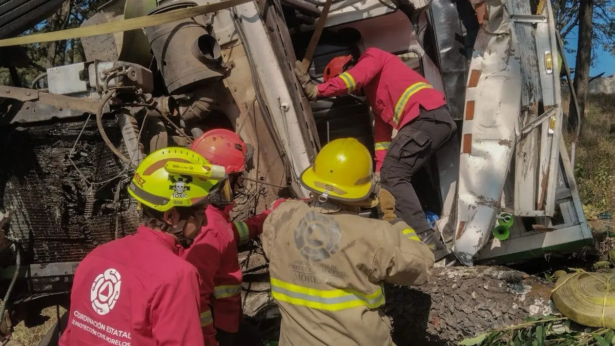 Un muerto y dos heridos tras volcadura de camión en la México–Cuernavaca