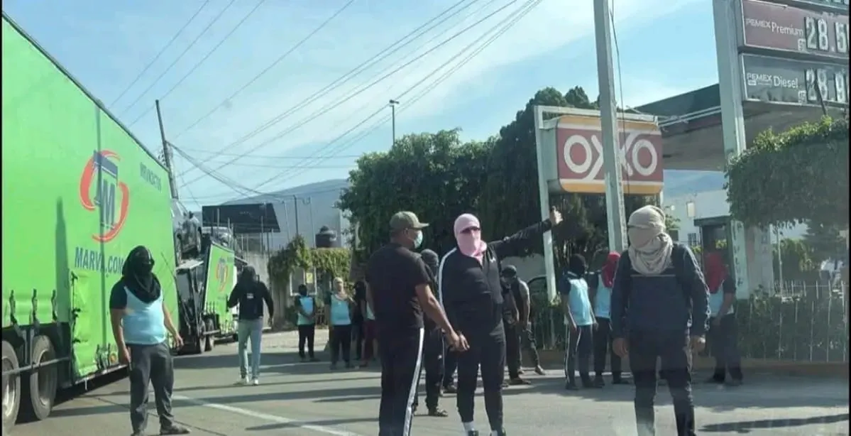 Normalistas bloquean la Autopista del Sol en Chilpancingo para exigir plazas docentes