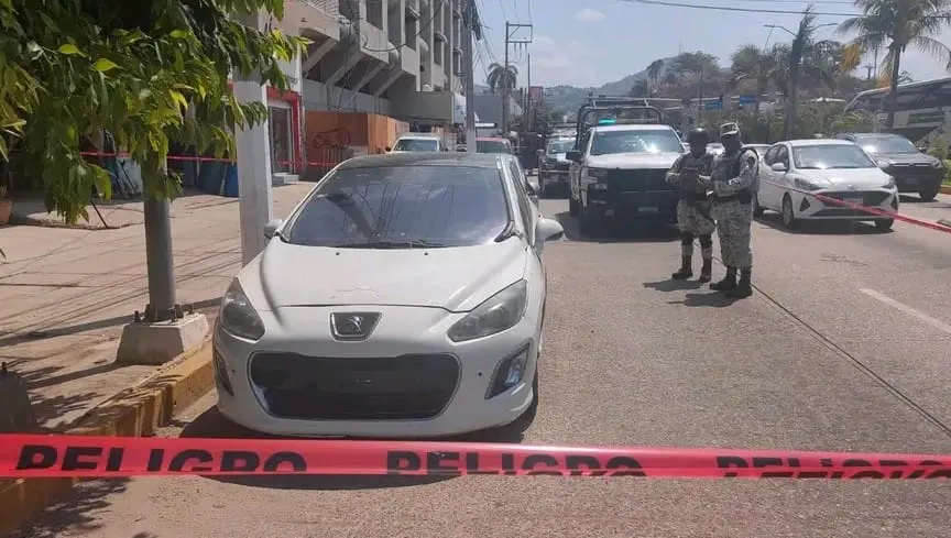 Hallan restos humanos en un coche frente a cuartel de la GN de Acapulco
