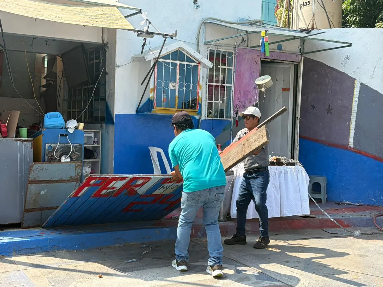 Retiran puestos y estructura irregular en la Costera de Acapulco