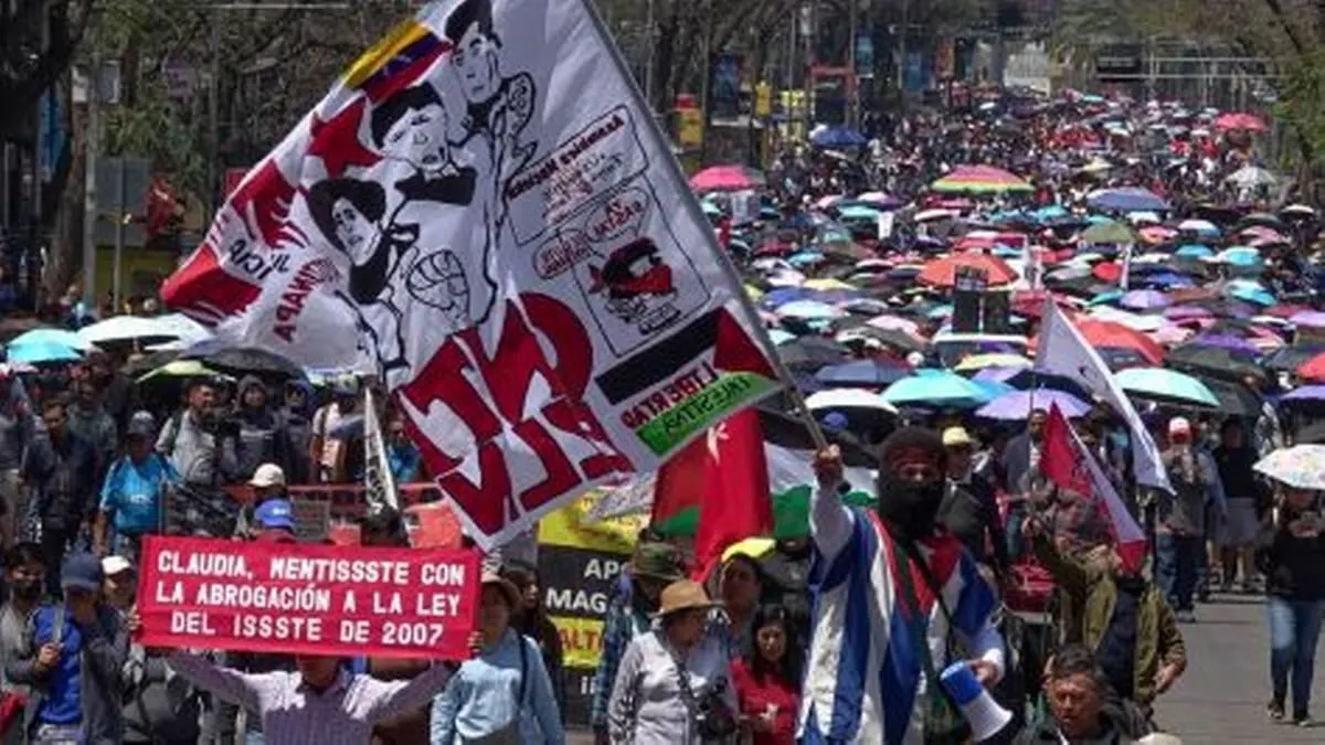 1 de mayo: Marcha nacional del Ángel de la Independencia al Zócalo.