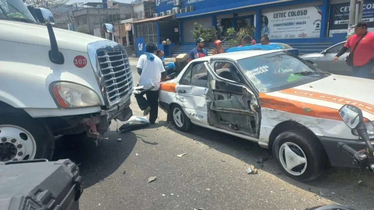 Choque entre tráiler y taxi colectivo deja 5 heridos en El Coloso