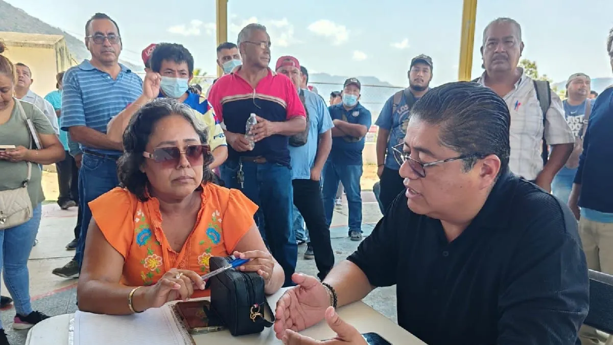 Ante amenaza de bloqueo, gobierno de Guerrero abre mesa con transportistas en Tierra Colorada