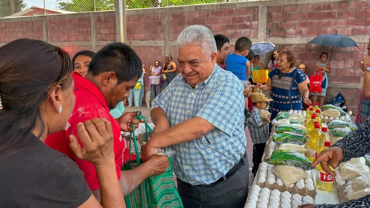 Gustavo Alarcón lleva canastas básicas a familias de Chilpancingo