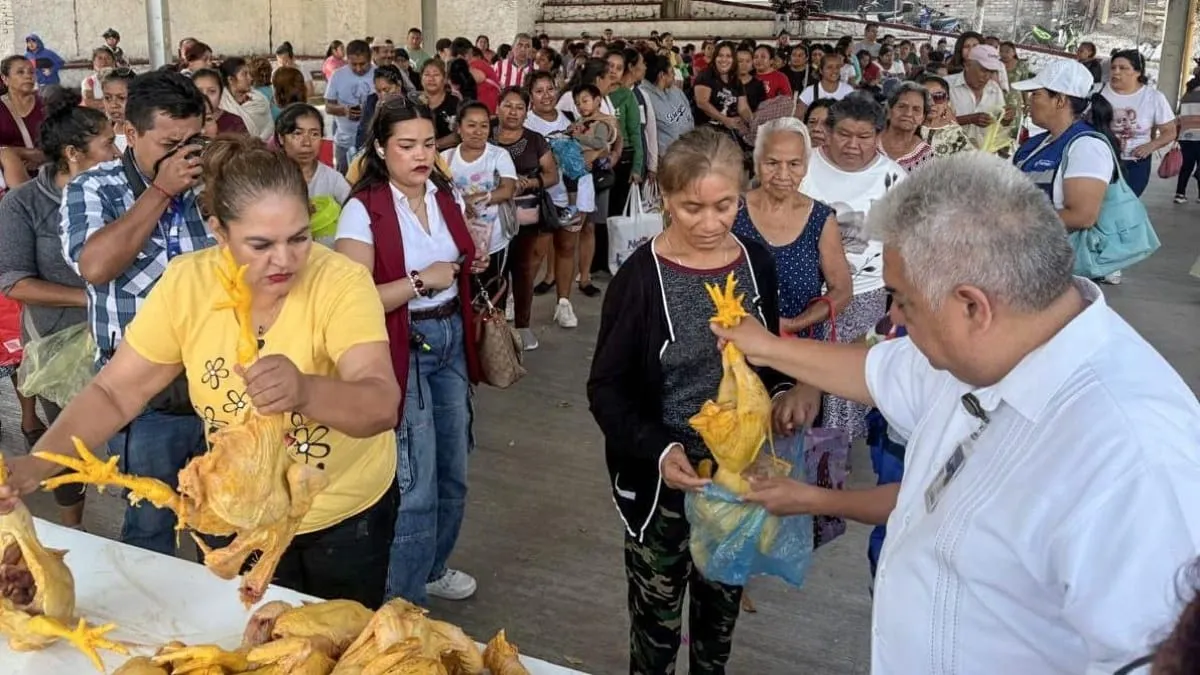Con pollos y canasta, Gustavo Alarcón responde a la crisis del bolsillo en Chilpancingo