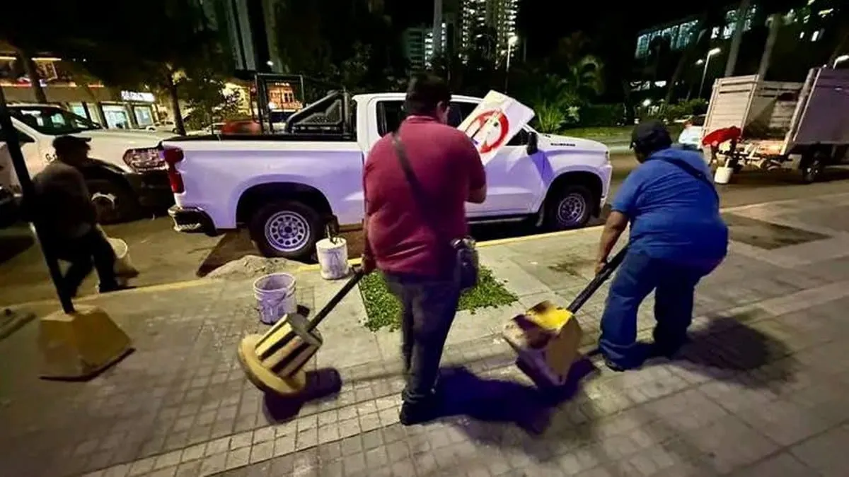 Liberan banquetas en Costera de Acapulco; retiran puestos y objetos