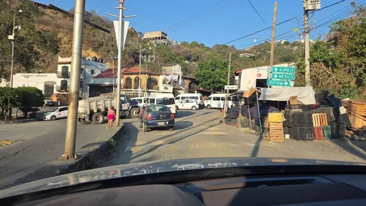 Bloqueo en Taxco: transportistas cierran salidas y obligan a ciudadanos a caminar