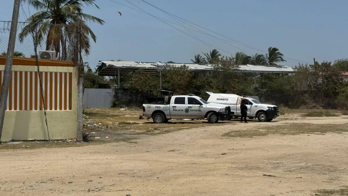 Hallan dos hombres sin vida dentro de un Tsuru en El Cayaco de Acapulco