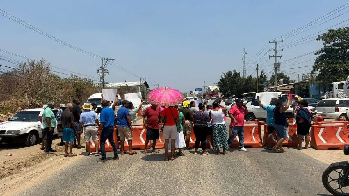 Bloquean otra vez la Acapulco-Pinotepa por deuda de tierras sin pagar
