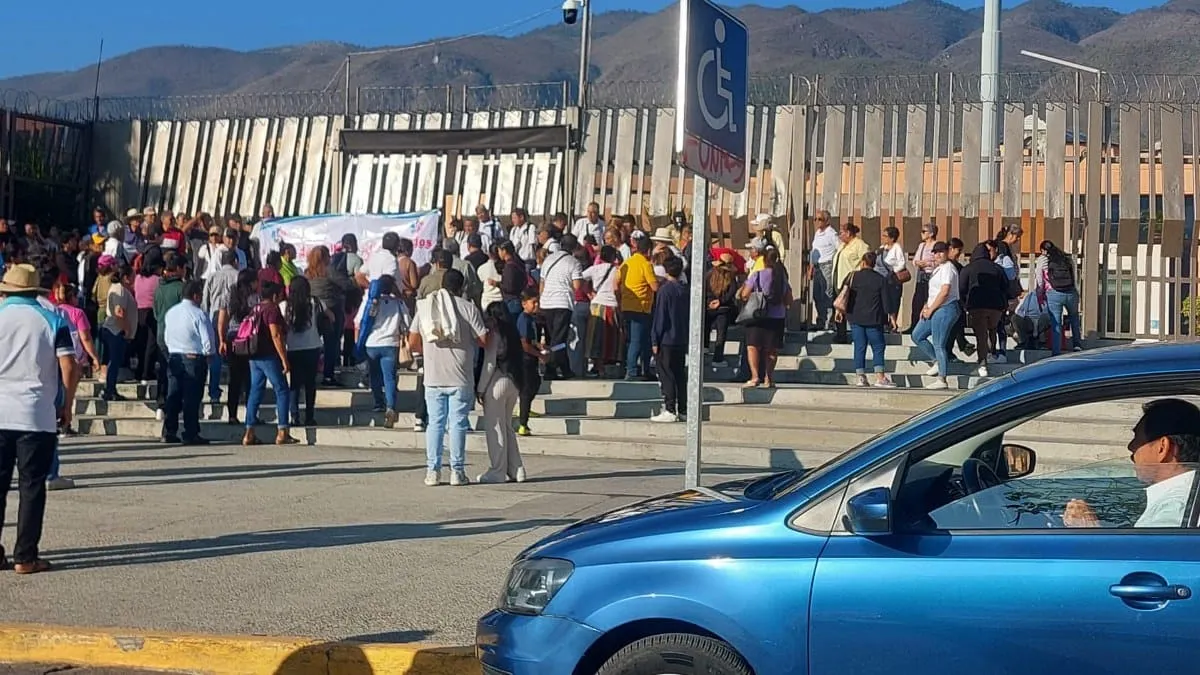 Bloquean Palacio de Gobierno en Chilpancingo: jubilados llevan meses sin pago
