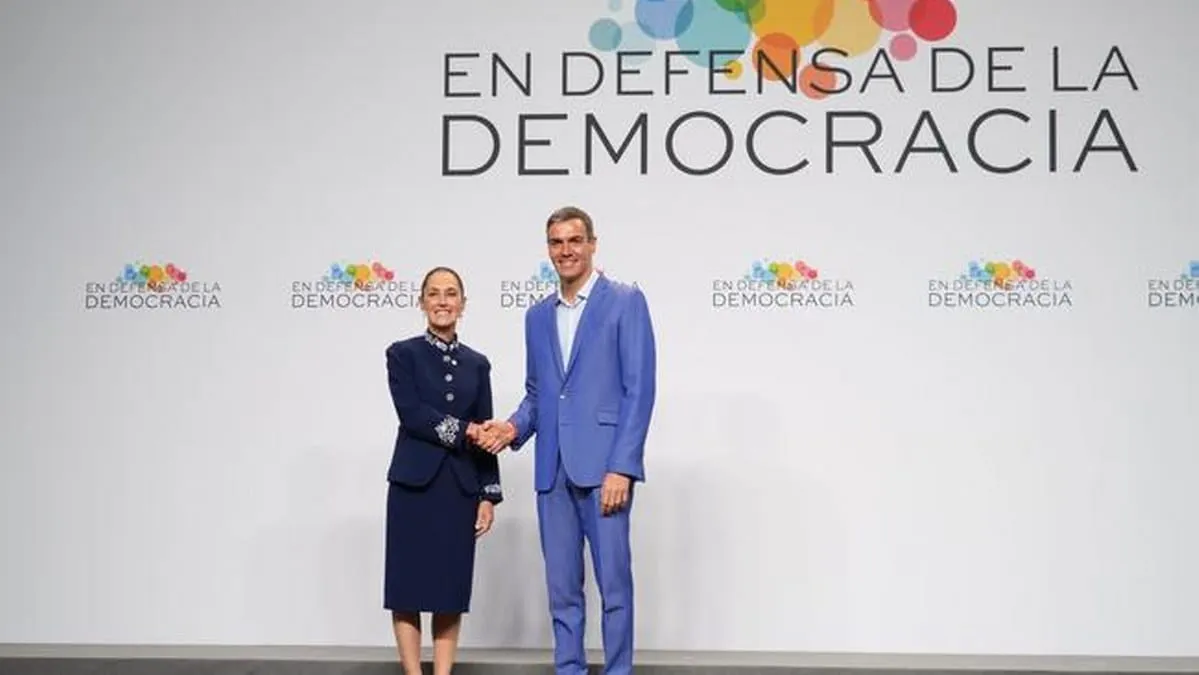 Claudia Sheinbaum con Pedro Sánchez en la IV Cumbre en Defensa de la Democracia, en Barcelona.