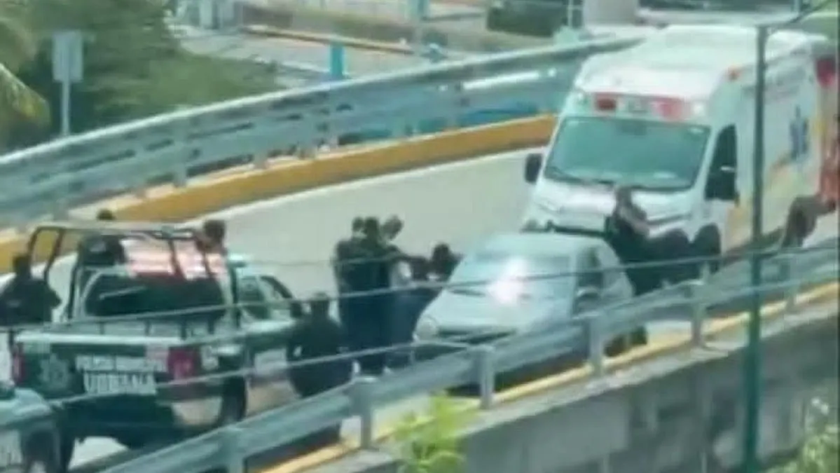 Balean a automovilista saliendo del Maxitúnel en Acapulco