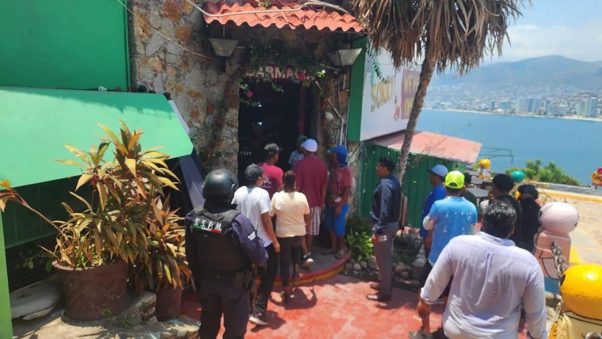 Desalojan restaurante “Sí Señor” en Acapulco y dejan muebles sobre la banqueta