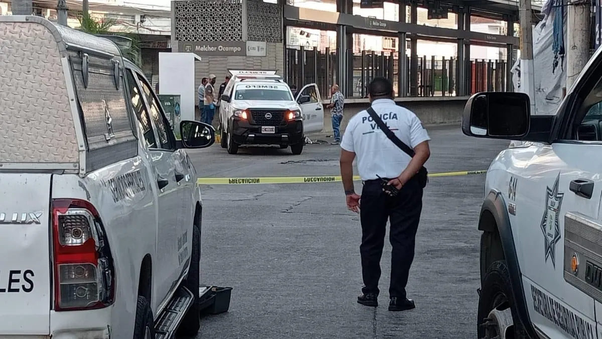 Motociclista muere al chocar contra estación del Acabús