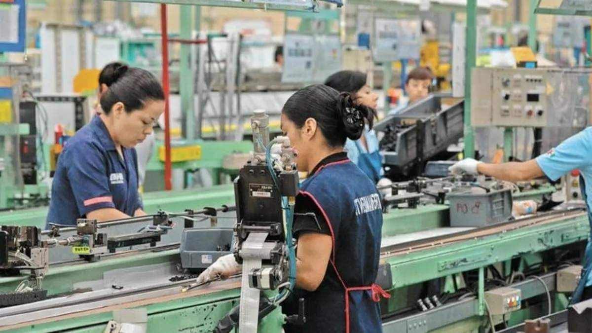 Las mujeres llevaron la peor parte con 190 mil bajas en empleos con prestaciones.