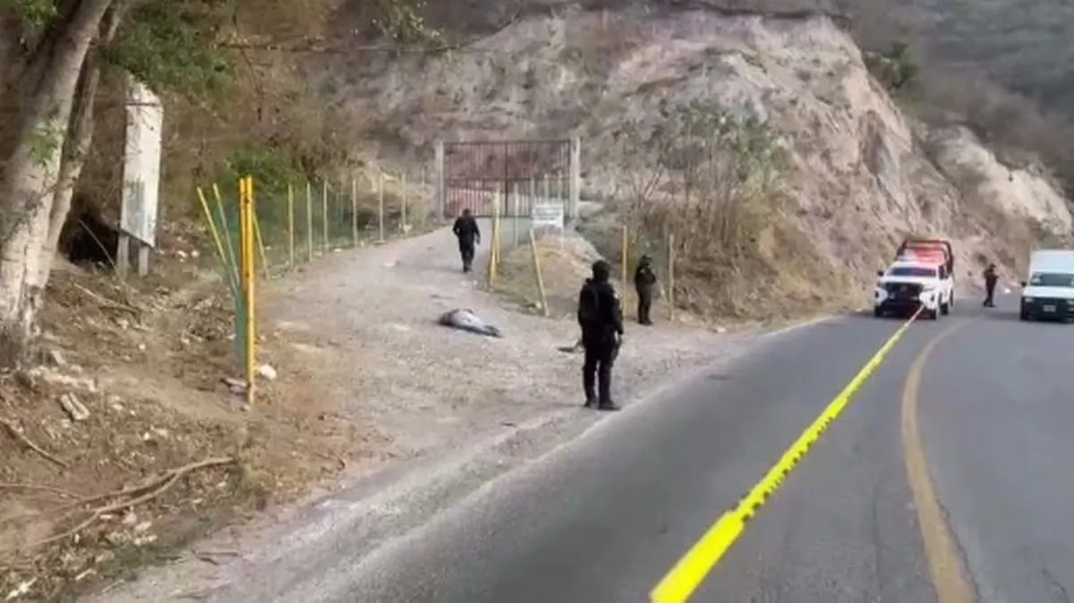 Encuentran cuerpo con huellas de violencia a la orilla de la carretera rumbo a Tixtla