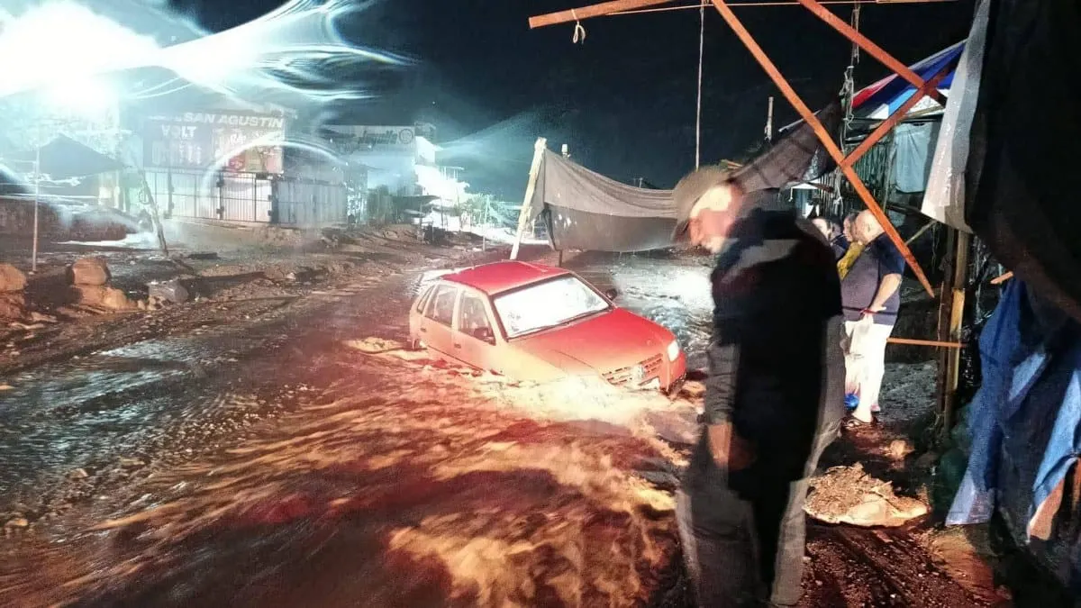 Lluvias en Tlapa: río Jale sube de nivel y deja varios vehículos atrapados