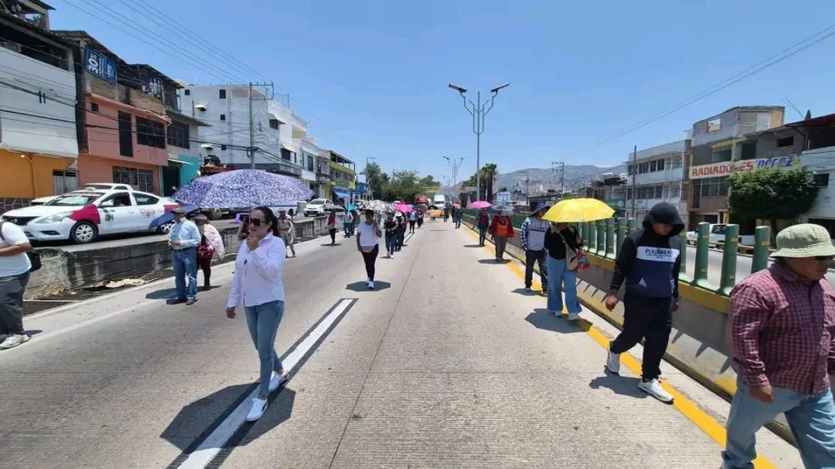 Directores encargados marchan en Chilpancingo: exigen claves tras años sin nombramiento