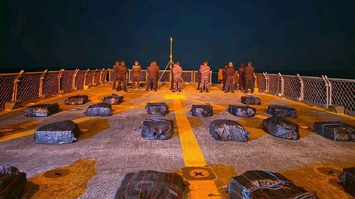 Hallan 63 bultos de presunta cocaína frente a Acapulco y rescatan a 11 náufragos