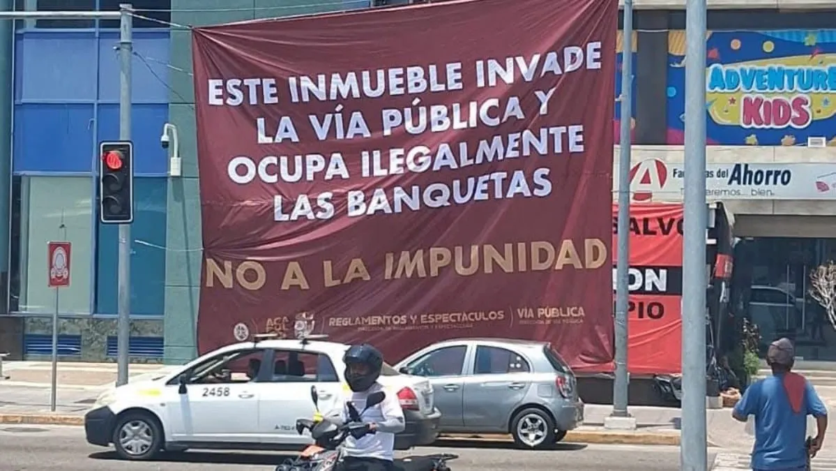 El Ayuntamiento de Acapulco instaló su propia lona informativa en el sitio.