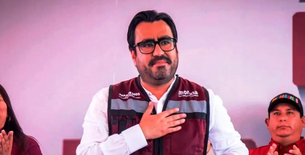 Juan de Dios Gámez Mendívil se aparta del cargo en medio de duros señalamientos.