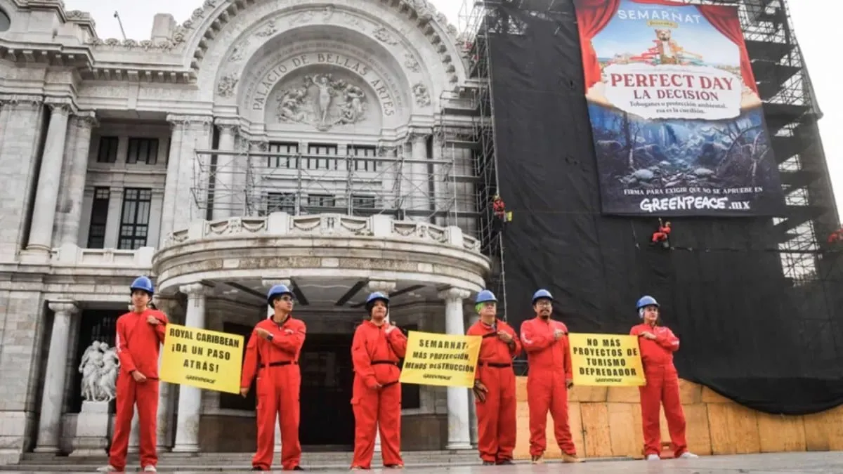 Bellas Artes amanece con protesta contra megaproyecto en Mahahual.