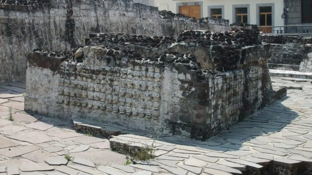Huei Tzompantli, una colosal estructura de cráneos humanos.