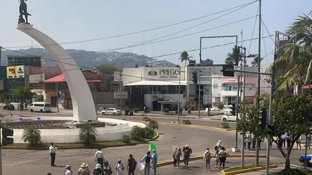 Trabajadores del Bienestar colapsan la Costera en Acapulco; denuncian despidos y falta de pagos