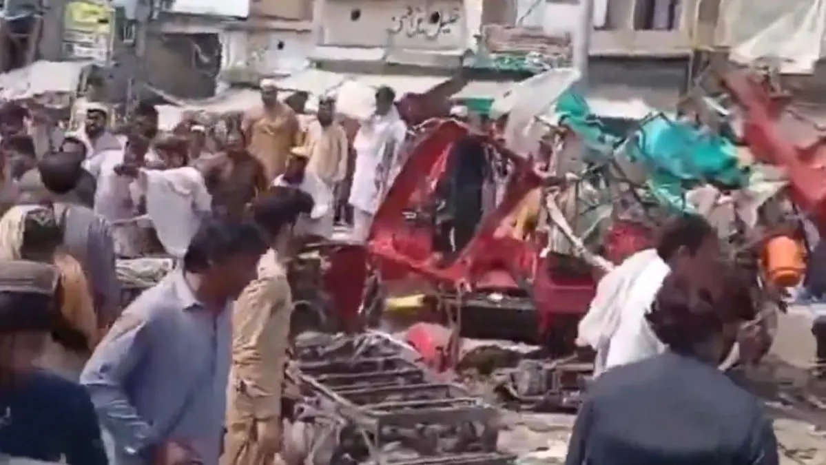 Motocicleta con explosivos deja 9 muertos, entre ellos 2 policías, en mercado de Pakistán