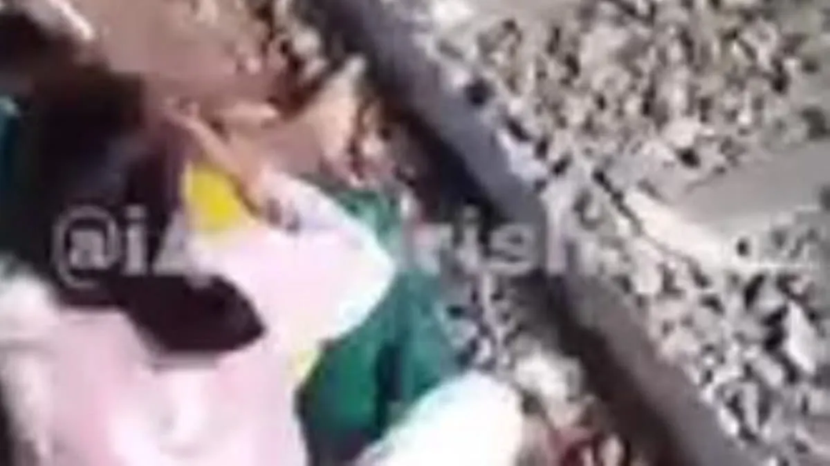 Tren sorprende a mujeres y niños en estación; sobreviven atrapados bajo el andén en India