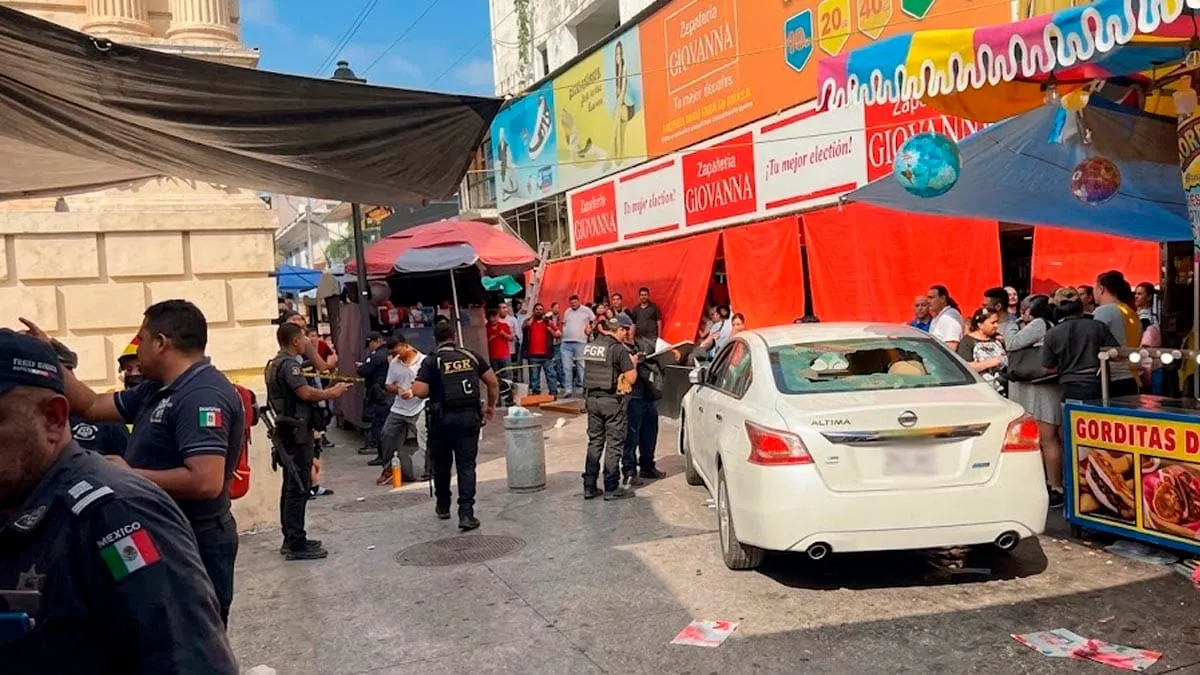 Se mete en coche al Zócalo de Chilpancingo, arrasa puestos y desata caos