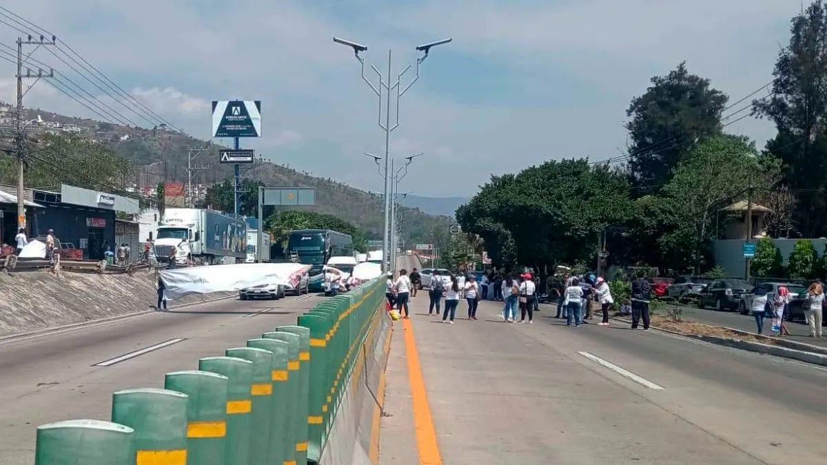 Madres buscadoras bloquean Chilpancingo casi 6 horas para exigir atención del fiscal