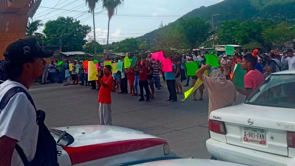Bloqueo en Las Cruces provoca caos vial en Acapulco; suspenden rutas del Acabús