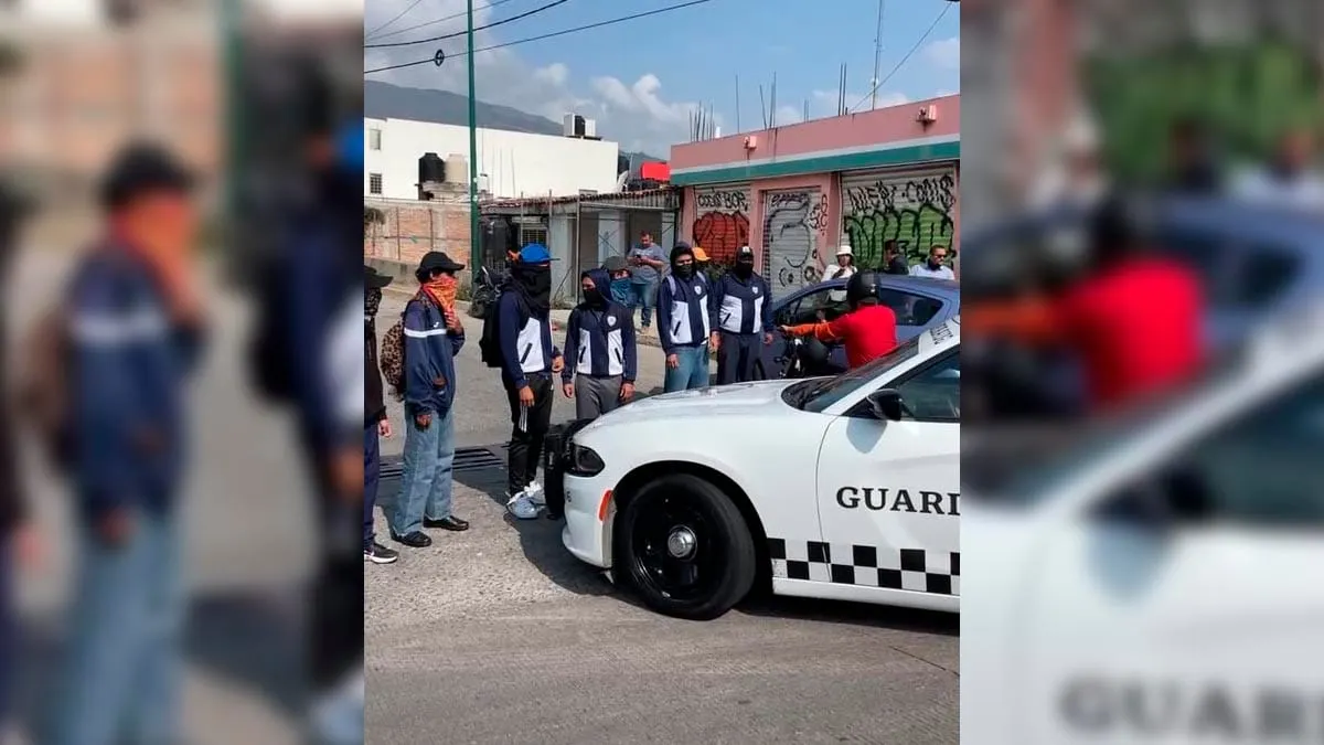 Bloquean normalistas en Chilpancingo; exigen laptops de buena marca