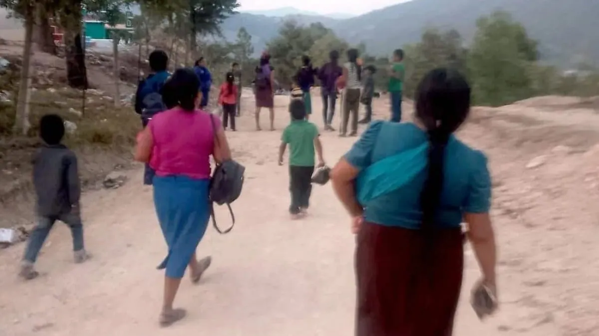 Entre balaceras y drones, cientos de familias salen de Chilapa y piden ayuda urgente
