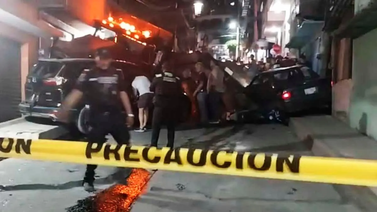 Camión sin frenos arrasa vehículos y termina incrustado en una casa en Chilpancingo