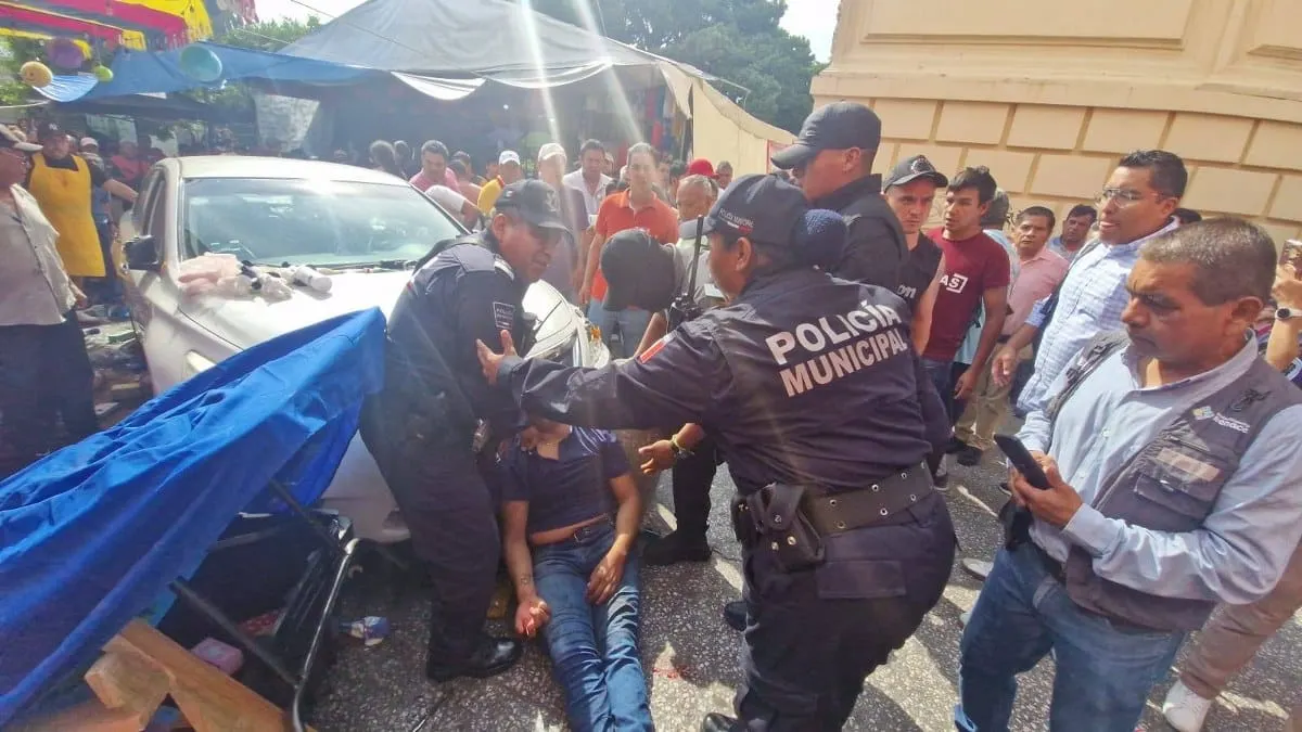 Exigen reparación de daños tras accidente en el Zócalo de Chilpancingo